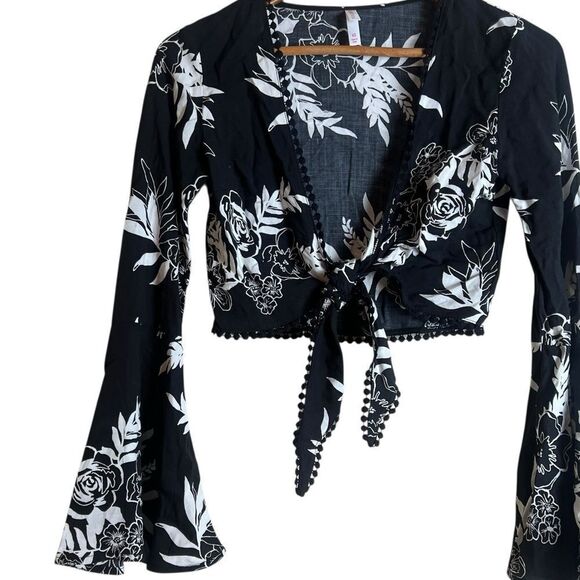 3 for $30! Xhilaration black‎ & white cropped shirt - Picture 2 of 6